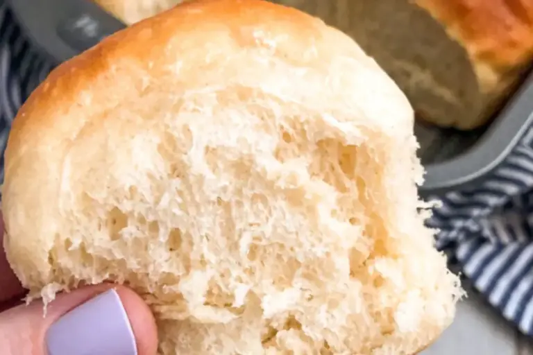 The Best Dinner Rolls Recipe – Soft, Buttery & Irresistible